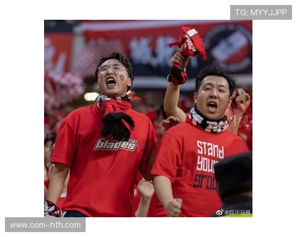 凤凰山沸腾成都球迷特写激情助威赛后齐声高唱庆祝胜利